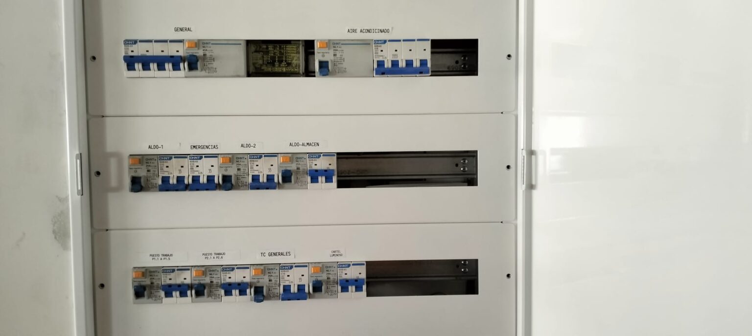 Revisión de cableado y conexiones en instalaciones eléctricas industriales de Valencia