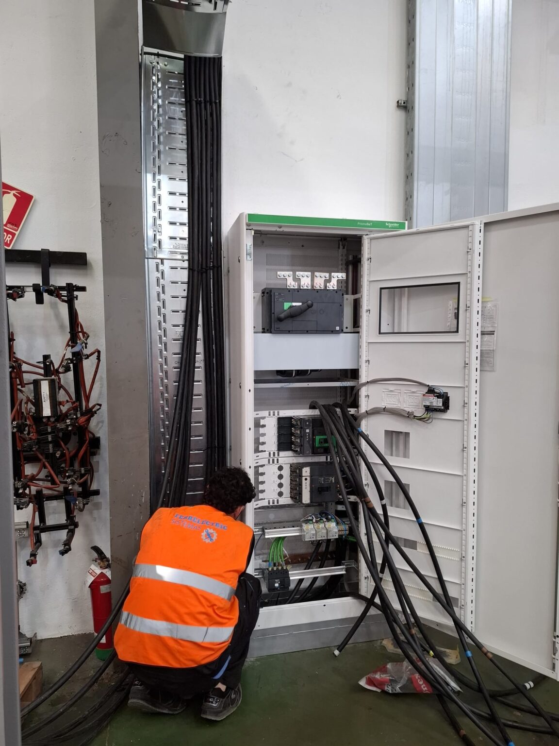 Empresa de electricidad industrial para reformas de naves en Valencia